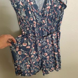 Flowy sleeve floral romper w/pockets